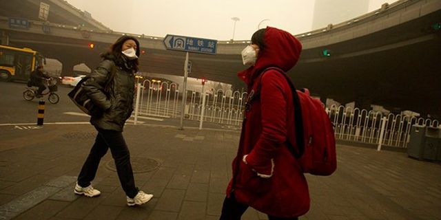 Pekin'de ilk kez hava kirliliği nedeniyle 'kırmızı alarm' verildi