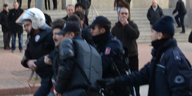 Kocaeli'de gözaltına alınan akademisyenleri destekleyenlere polis saldırdı