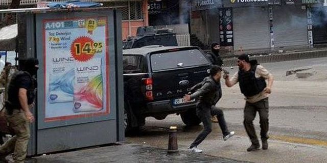 Diyarbakır'da silahlı gözaltı