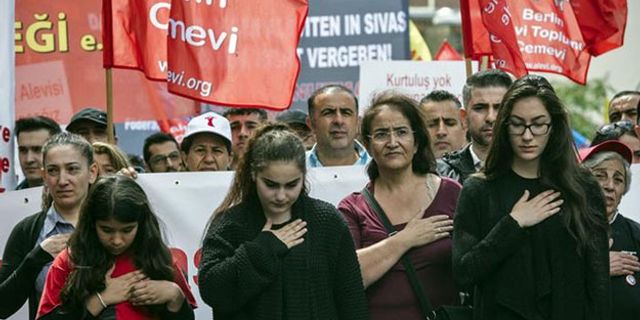 Alevilerden Köln'de "Türkiye'de demokrasi, barış ve özgürlük" sloganı