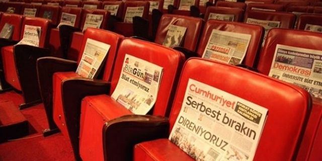 Ankara Sanat Tiyatrosu izleyicilere gazete dağıttı: Baskılara seyirci kalmayacağız