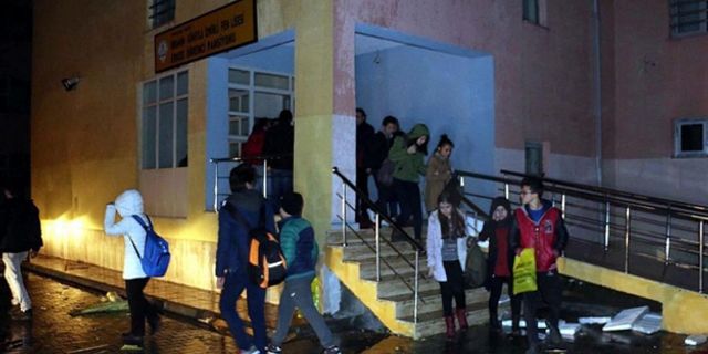 Zonguldak’ta öğrencilerin kaldığı pansiyonun çatısı uçtu