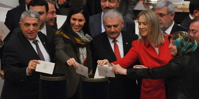 317 vekilden oluşan AKP grubu, anayasa değişiklik paketine 319 imza atmış