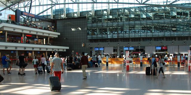 Havalimanında bilinmeyen madde alarmı: Yolcular tahliye edildi