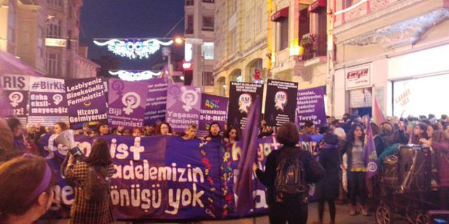 Kadınlar feminist gece yürüyüşü için Taksim’de