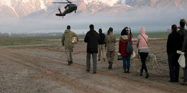 Dersim'de sandık görevlileri askeri helikopterle taşındı