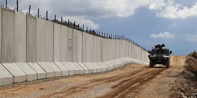 Türkiye'nin Suriye sınırına ördüğü beton duvarın bir kısmı kaldırılıyor