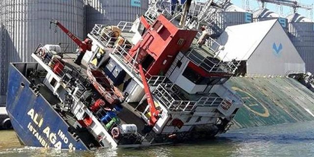 Kargo gemisi yan yattı: 12 yaralı