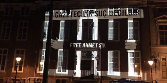Lahey’deki Türkiye Büyükelçiliği duvarında 'Ahmet Şık'a özgürlük' yazısı
