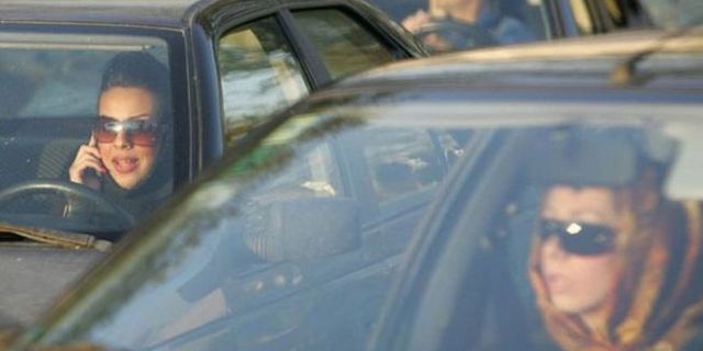 Kadınların arabalarında başörtülerini çıkarmaları İran'da tartışmaya yol açtı