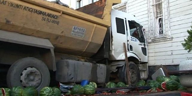 Hafriyat kamyonu tarihi Ahmet Mithat Efendi Yalısı'na çarptı