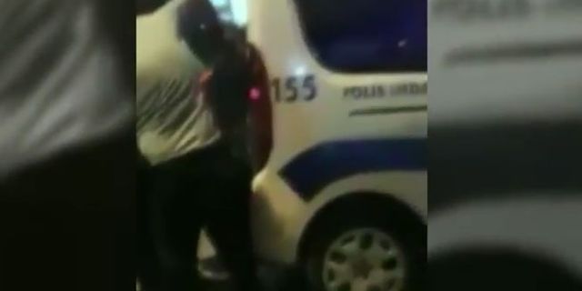 Polisler dur ihtarına uymayan kadınları tekmeledi