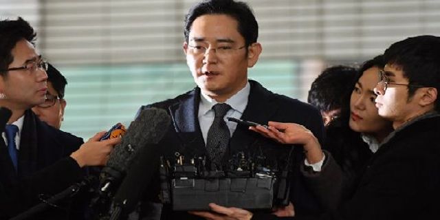 Samsung'un veliahtı rüşvet suçlamasıyla cezaevinde