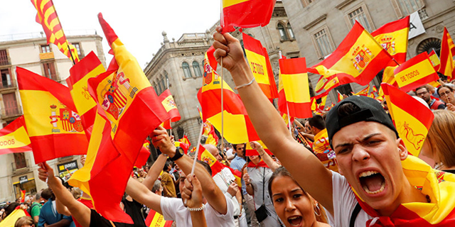İspanyol polisi Katalonya'da oy sandıklarını mühürledi