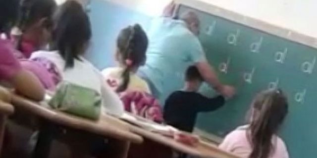 Tahtaya kaldırdığı öğrencisini döven öğretmen gözaltına alındı