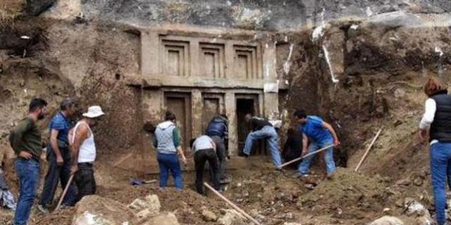 Evinin bahçesinde düzenleme yaparken antik mezar buldu