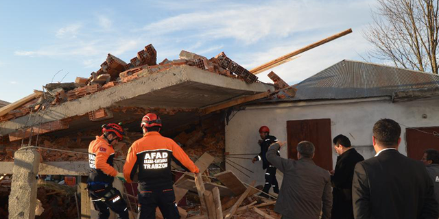 Trabzon'da cami inşaatı çöktü: Ölü ve yaralılar var
