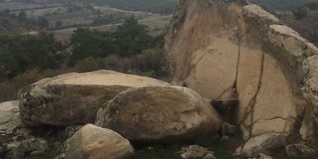 Defineciler antik kentteki kayayı parçaladı