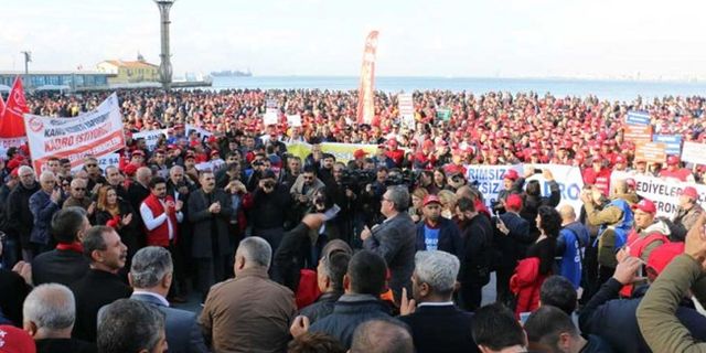 İzmir'de binlerce belediye işçisi iş bıraktı