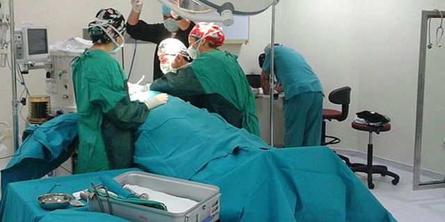 Sorumlu doktor HIV taşıyıcısı kadının doğumuna girmedi: Ameliyata giren 2 aylık asistanın eline iğne battı
