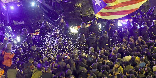 Madrid Katalan liderleri tutukladı, sokağa dökülen halk polisle çatıştı