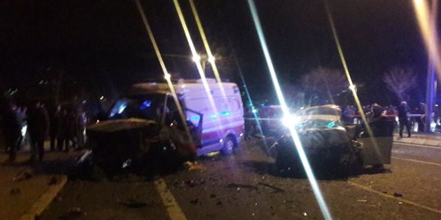 Otomobil ambulansla çarpıştı: 6 ölü