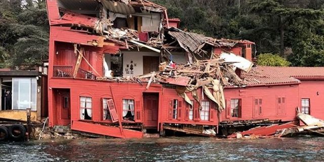 İstanbul Boğazı'nda ticari geminin çarptığı tarihi yalı yıkıldı