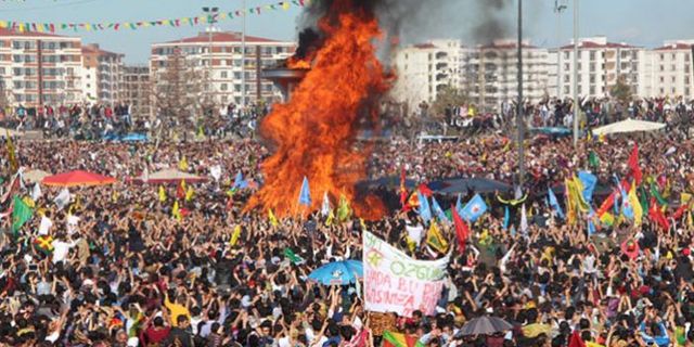 'Bugün savaş naraları atan sanatçılar Newroz'da yer kapmak için birbirlerini eziyorlardı'