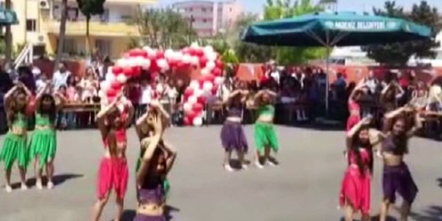 Mersin'de 23 Nisan gösterisi 'çocukların kıyafetleri nedeniyle' yarıda kesildi