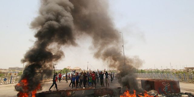 Irak'ta gösteriler sürüyor: Basra, Kerbela ve Necef'te sokağa çıkma yasağı
