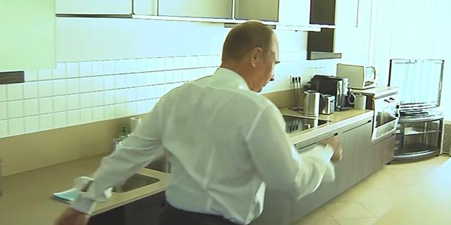 Putin'in görüntüleri su ısıtıcısı ve tost makinesi reklamında kullanıldı