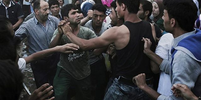 Yunan mülteci kampında şiddet: Burası Suriye'deki savaşın daha çirkin hali