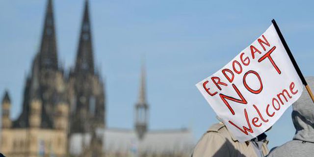 Köln'de Erdoğan karşıtları gösteriler düzenleniyor