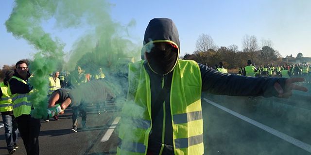 Fransa'da 244 bin kişiden akaryakıt zammı protestosu
