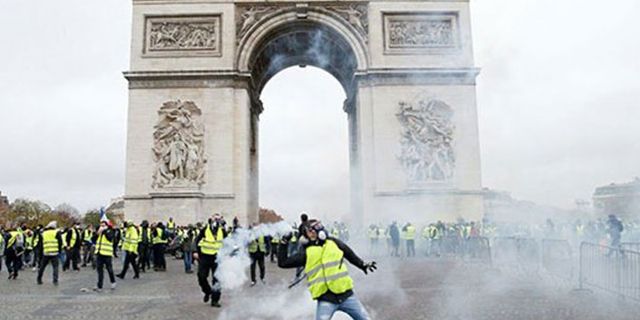 Fransa'da akaryakıt zammı 6 ay ertelendi