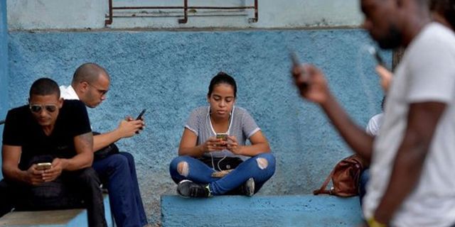 Küba'da cep telefonlarında internet servisi başlıyor