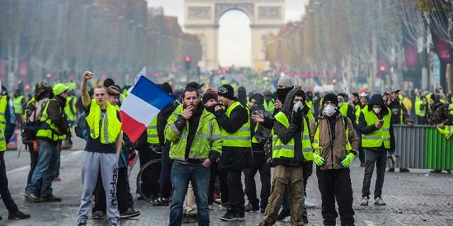 Sarı Yelekliler'in zaferi: Fransa'da akaryakıt zammı 6 ay ertelendi