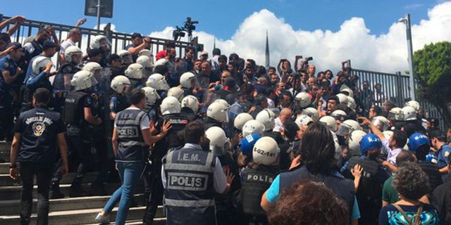 Çağlayan Adliyesi önünde kayyımları protesto etmek isteyen avukatlara polis müdahalesi