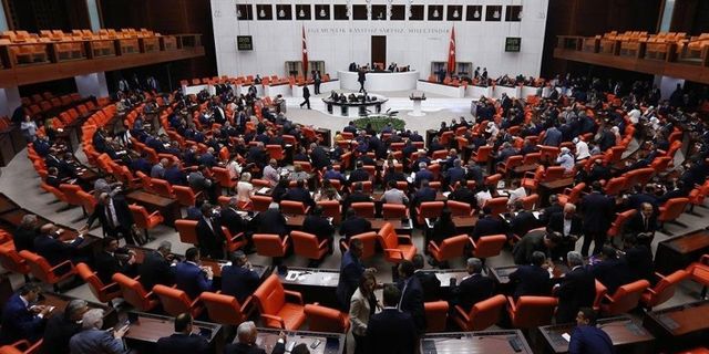 Meclis 7’si HDP'li vekillere ait 75 fezleke ile açıldı
