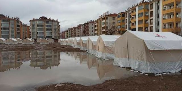 'Elazığ'da çadır kentleri su bastı, odunlar ıslandı, çadırlar kullanılmaz halde'