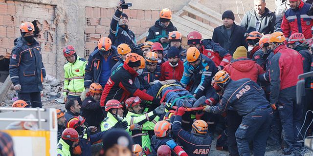 Elazığ merkezde çöken binada: İnsan sesleri geliyor, arama kurtarma faaliyetleri yoğunlaştı