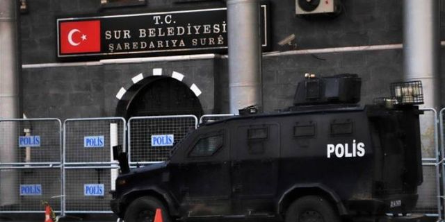 Sur Belediyesi’nin HDP’li meclis üyeleri görevden uzaklaştırıldı