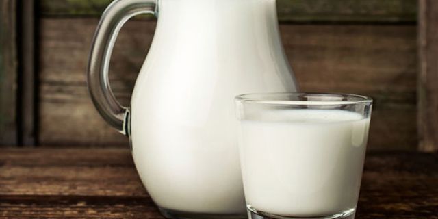 Üreticiden 2.8 TL'ye alınan süt markette en az 8 TL'ye satılıyor