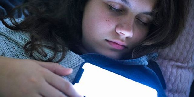 İngiltere'de çocukların çoğu cep telefonlarıyla uyuyor