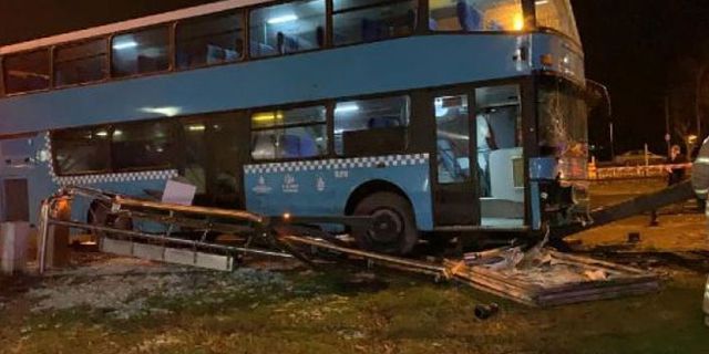 Kartal Sahilyolu'nda halk otobüsü durağa daldı: 3'ü ağır 5 yaralı