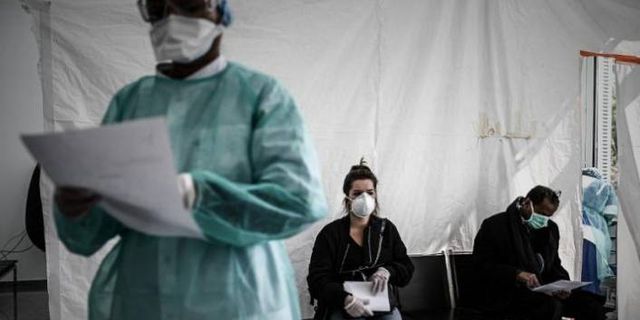 Fransız doktor koruyucu malzeme yetersizliğini çıplak poz vererek protesto etti