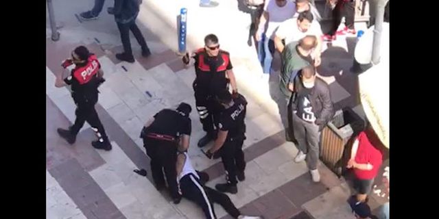 Maskesiz polisler, maskesiz diye vatandaşı ters kelepçeyle gözaltına aldı