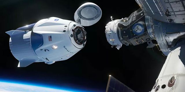 SpaceX'in başarıyla fırlattığı Crew Dragon Kapsülü, Uluslararası Uzay İstasyonu'na bağlandı
