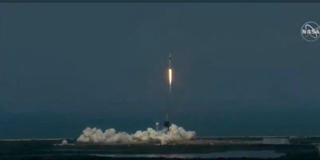 SpaceX'in dünya yörüngesine gönderdiği ilk insanlı uzay mekiği başarıyla fırlatıldı