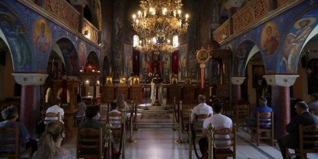 Yunanistan'da kiliseler iki ay sonra açıldı
